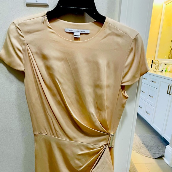 Crème colored Diane von Furstenberg, new condition aside from unraveling shown - Picture 1 of 4